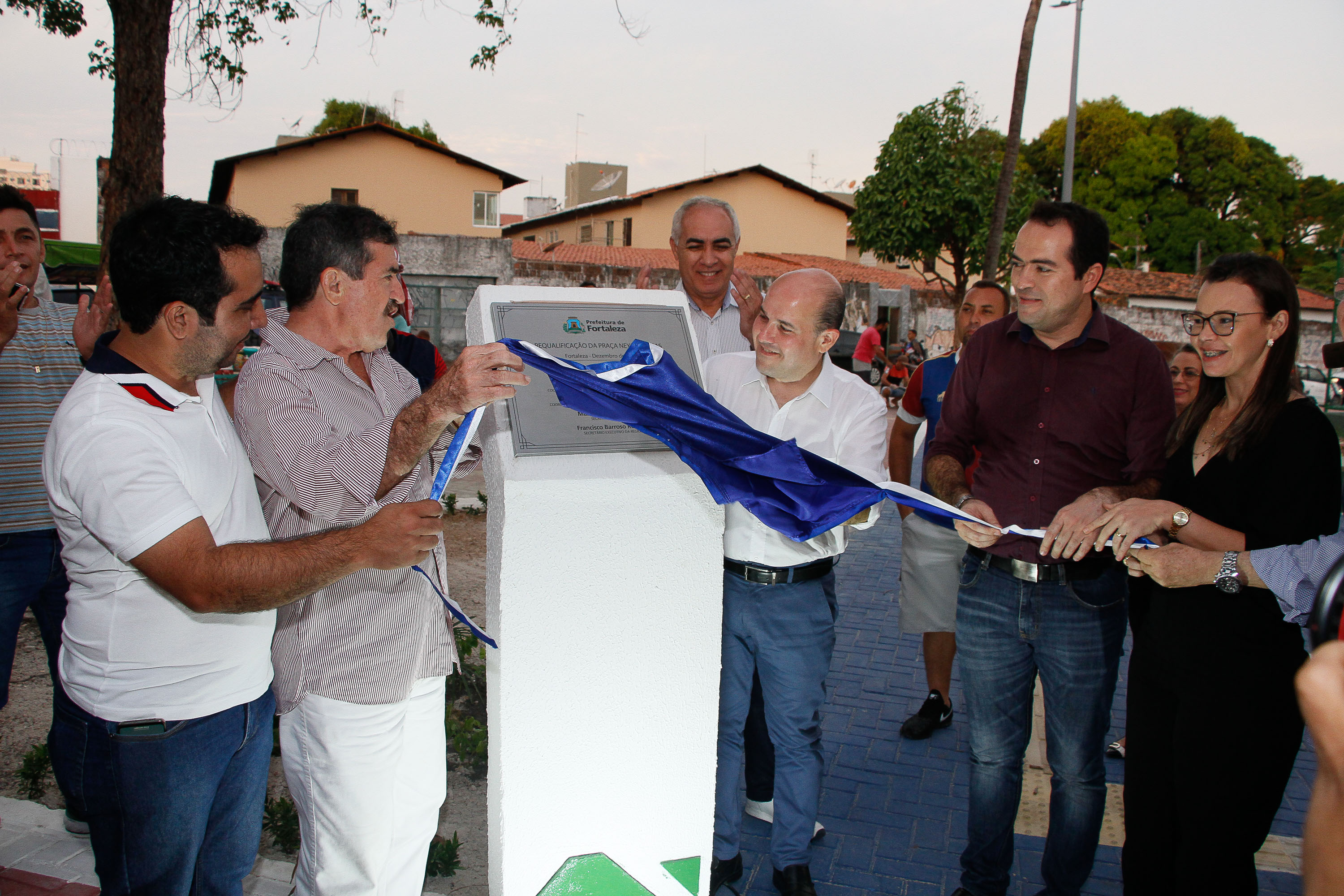 prefeito e demais pessoas descerrando placa de inauguração